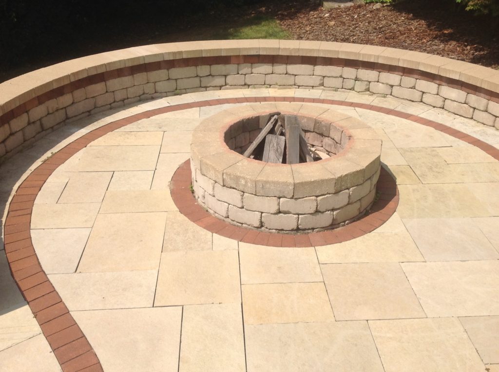 OUTDOOR LANDSCAPE FIRE PIT WITH CIRCLE SEAT WALL